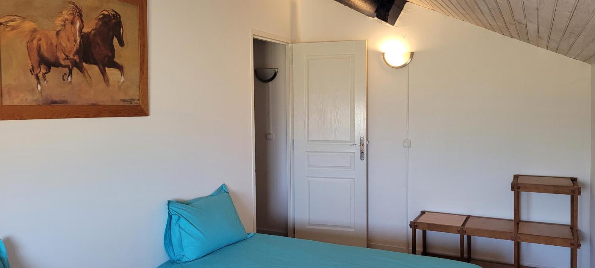 Petite maison refaite à neuf dans mas du 19ème siècle Arles Chambre photo